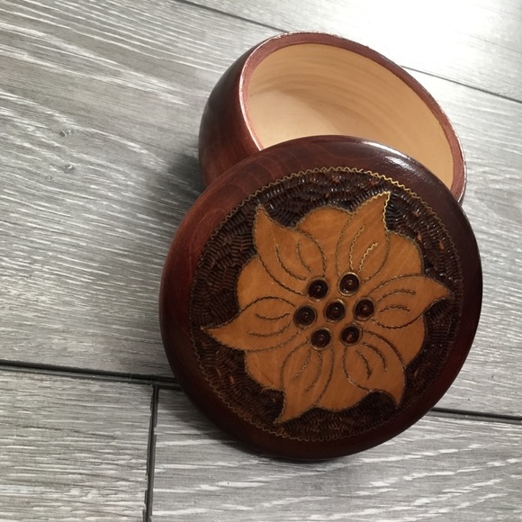 Beautifully Carved Bavarian Round Box by Heinzellerhaus Oberammergau - Picture 9 of 11